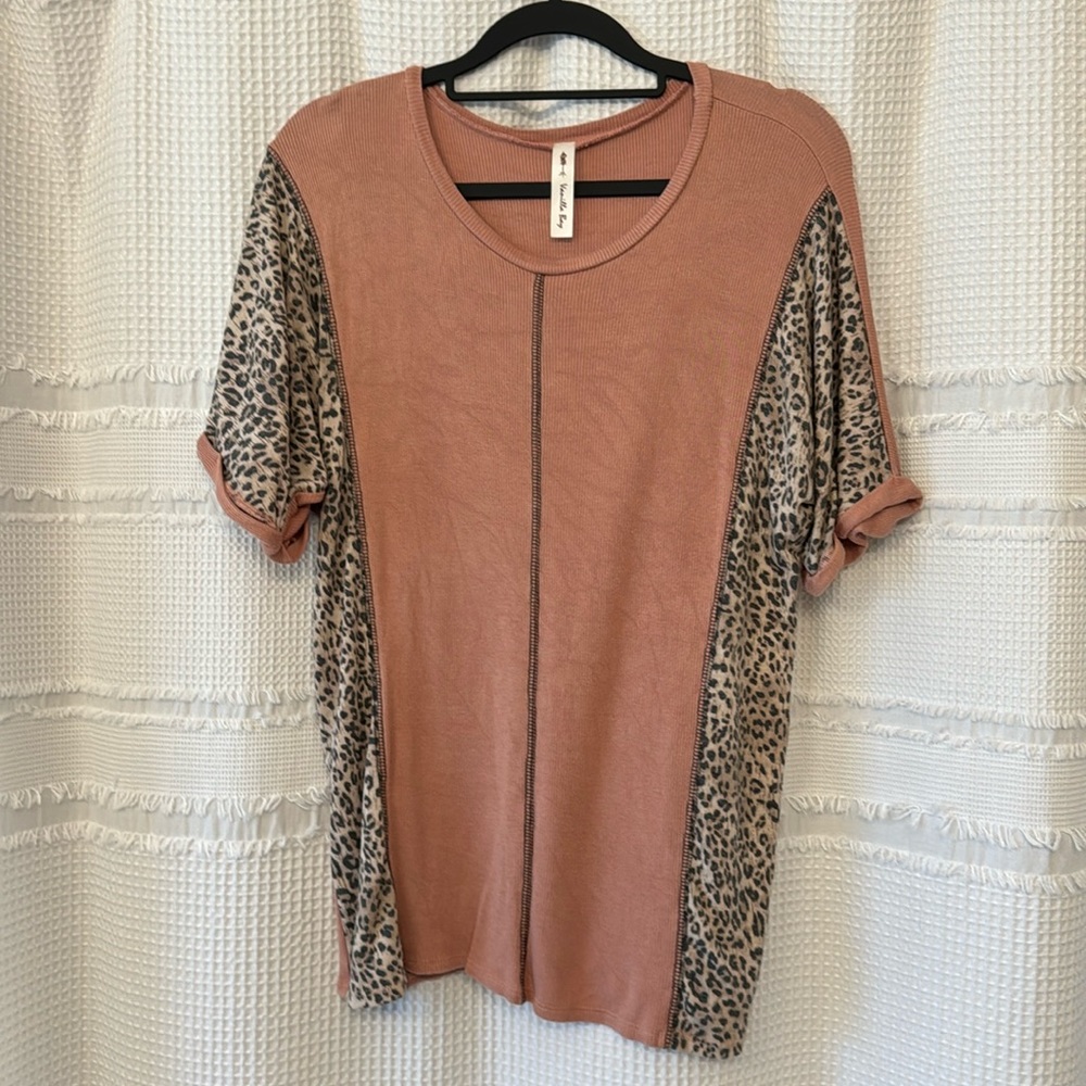 Vanilla Bay mauve and cheetah cotton tee
